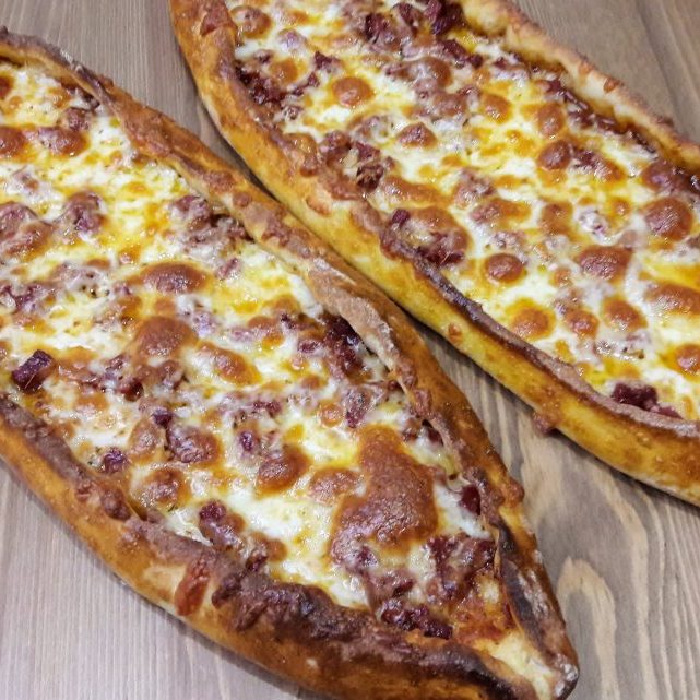 Kaşarlı Sucuklu Pide